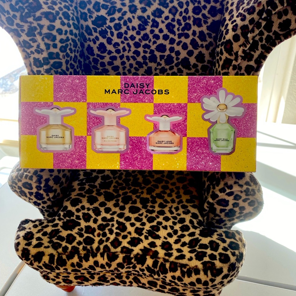Marc Jacobs Mini Perfume Set Free Jewelry with All orders!